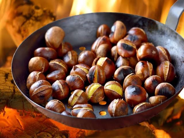 Fresh Kashmir chestnuts are back for autumn. Discover their unique taste, nutrition, traditional roasting methods and seasonal availability at Kashmir Store.