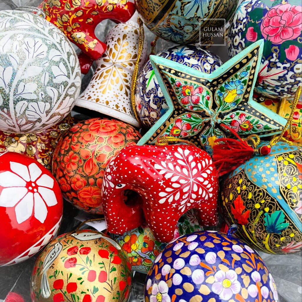 Kashmir Christmas Gifts 2026: Papier-Mâché, Crewel Décor, Pashmina & New Year Gift Hampers