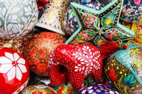 Kashmir Christmas Gifts 2026: Papier-Mâché, Crewel Décor, Pashmina & New Year Gift Hampers